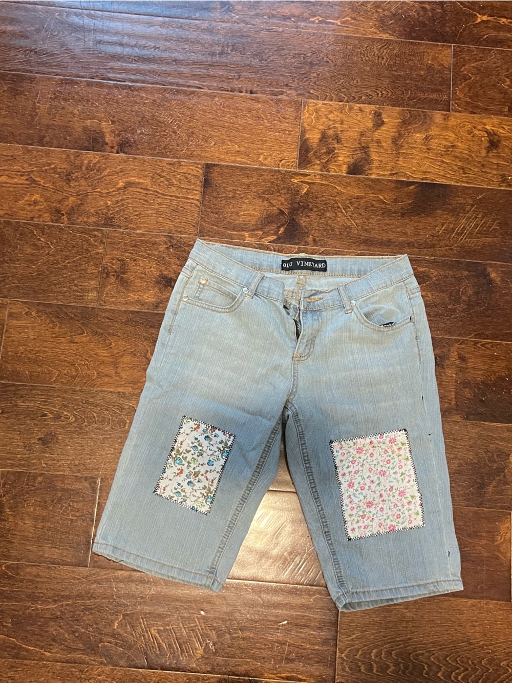Vineyard Vines Light Wash Floral Patch Jean Shorts - Women